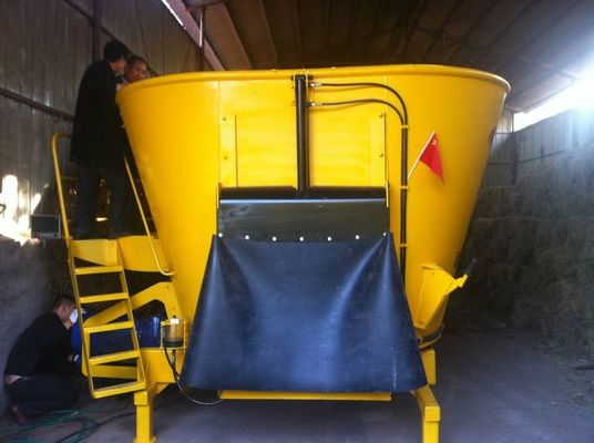 Trang trại bò sữa 4m Máy trộn TMR thẳng đứng nhỏ cho cừu
